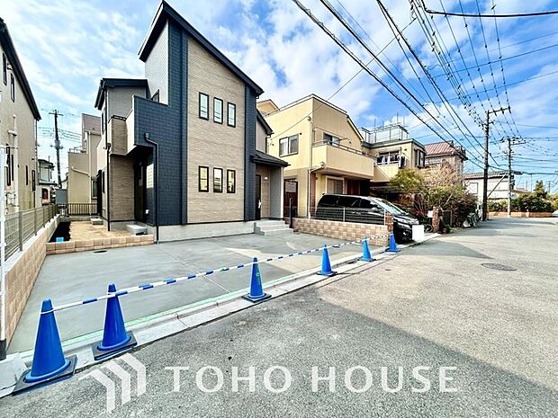 周辺環境とのコラボレーションにより明るく開放的な空間を演出しております。