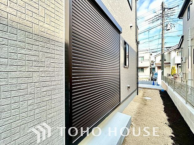 台風などの激しい雨風からお家を守るのはもちろん、空き巣対策などの防犯抑止や防音にも効果を発揮します。