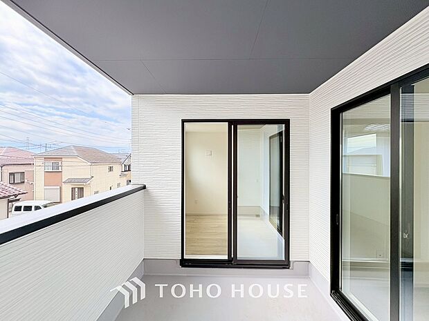 頬をなでる優しい風を感じることが出来るバルコニー。つい深呼吸をしたくなる気持ちの良い眺望です。