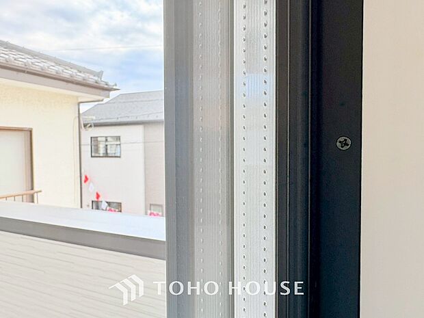 二層のガラスの間に空気層や特殊ガス層を作ることで断熱性能や結露防止効果を高めたサッシを装備してます。