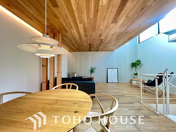 リビングも広く設け、訪れる人々を暖かく迎えてくれます。