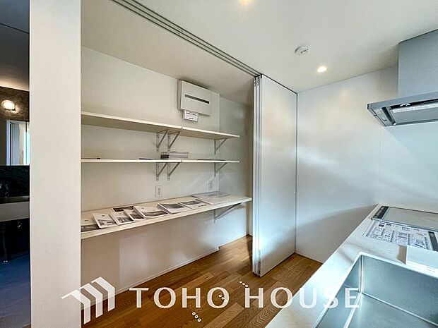 ご家族みんなで調理ができる位のスペースを実現したキッチン空間となっております。