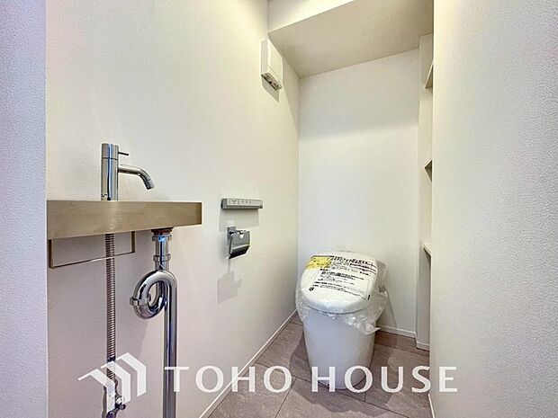 清潔な空間であって頂けますように、目に留まるだけではなく、汚れをふき取り易いフロアと壁紙をチョイス。