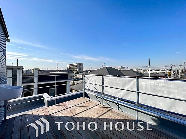 その豊かな眺望にふさわしい空間には、通風・採光にも優れ、心地よい光と風があふれています。