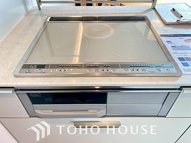 IHクッキングヒーターはフラットトップで汚れもサッとふくだけで簡単にお手入れをすることができます。