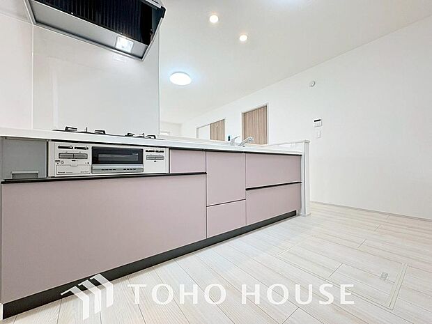 ご家族みんなで調理ができる位のスペースを実現したキッチン空間となっております。