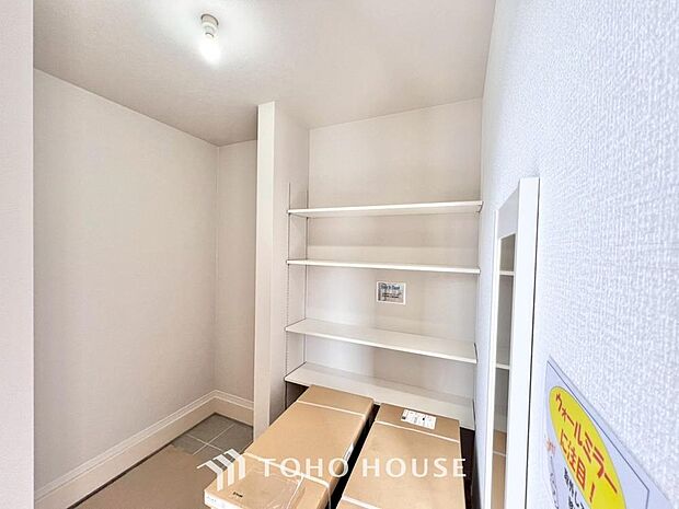 ベビーカーやレジャー道具、スポーツ用具等を収納することができるシューズクロークがございます。