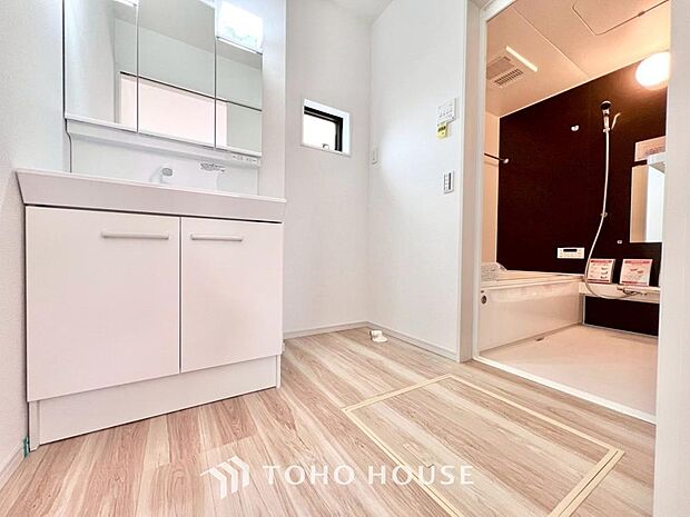 身だしなみのチェックがしやすい大きな鏡、下には収納がたっぷり。スッキリとした空間を演出いたします。