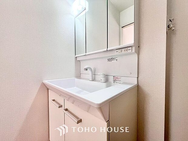 収納もさる事ながら、朝の慌ただしい時間もホテルライクなスペースで余裕とゆとりを感じて頂けます。