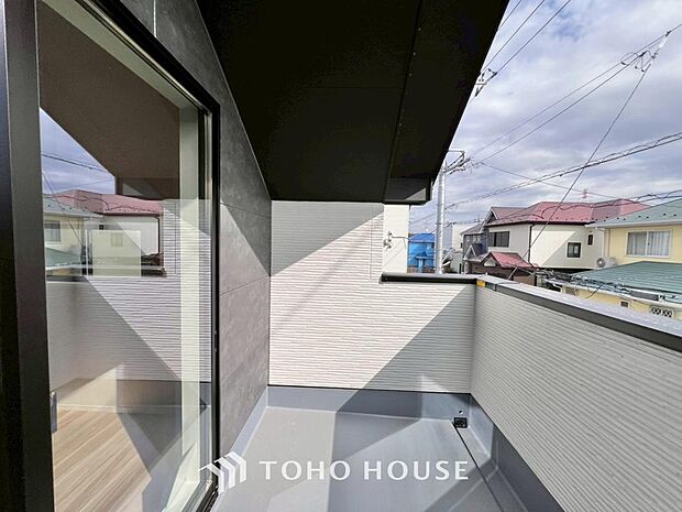 暖かい陽ざしが差込むバルコニー。晴れた日には、洗濯物が良く乾きます。風通しも良好です。
