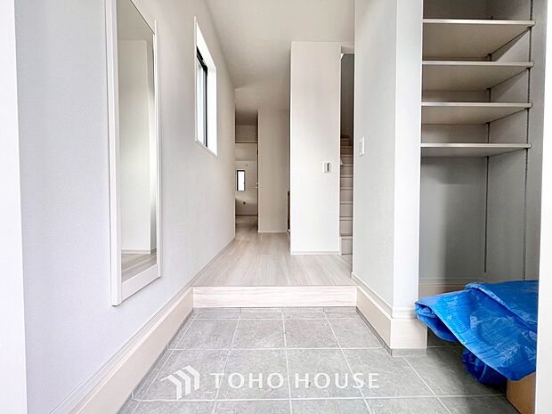 ベビーカーやレジャー道具、スポーツ用具等を収納することができるシューズクロークがございます。