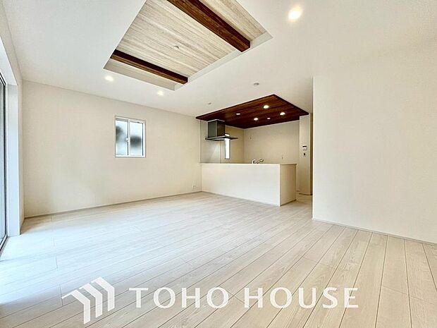 リビングも広く設け、訪れる人々を暖かく迎えてくれます。