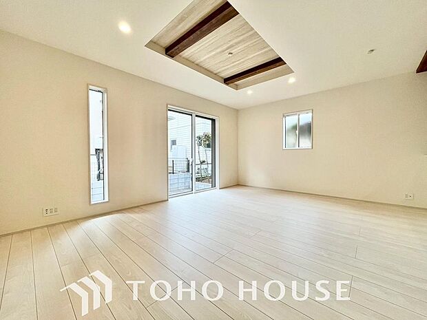 光が注がれる青い空から鮮やかに赤色にゆっくりと染まる。そんな優しい時間がここでは流れてゆく。