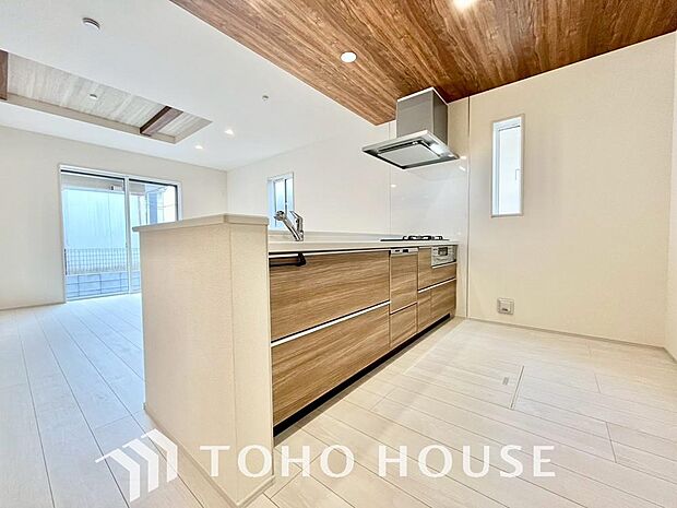 ご家族みんなで調理ができる位のスペースを実現したキッチン空間となっております。