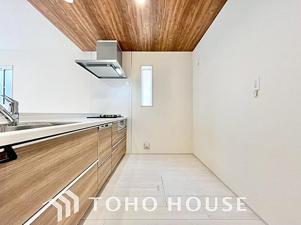 キッチンの収納は、デッドスペースになりやすい箇所を有効活用できる、スライド式収納を採用しました。