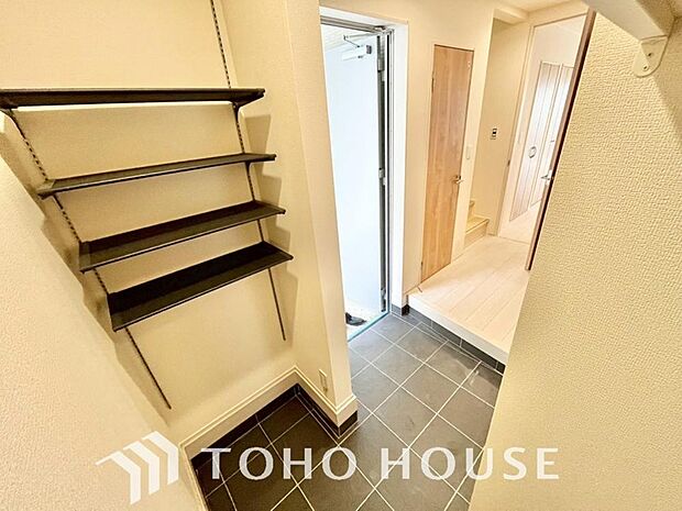 土足のまま入れるの玄関収納。ゴルフバックや部活＆スポーツ用品、日常使いの傘なども収納できて便利です。