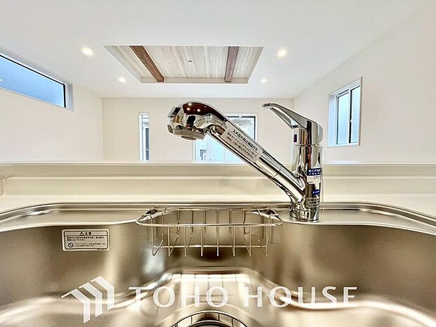 ワンタッチで浄水と原水を切り替えできる浄水器一体型水栓は水道水に含まれる有害物質を除去してくれます。