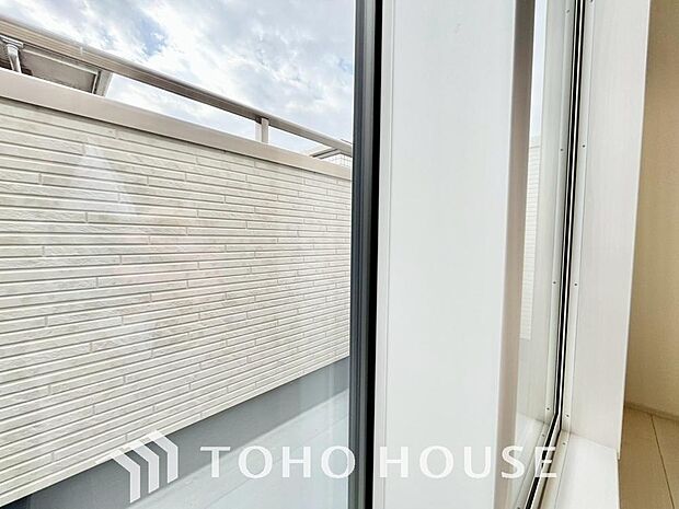 二層のガラスの間に空気層や特殊ガス層を作ることで断熱性能や結露防止効果を高めたサッシを装備してます。