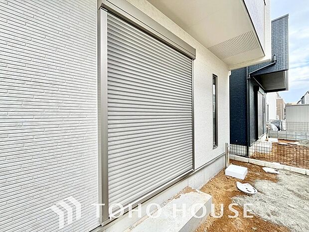 台風などの激しい雨風からお家を守るのはもちろん、空き巣対策などの防犯抑止や防音にも効果を発揮します。