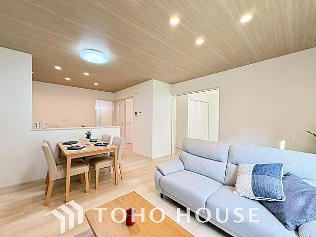 光が注がれる青い空から鮮やかに赤色にゆっくりと染まる。そんな優しい時間がここでは流れてゆく。