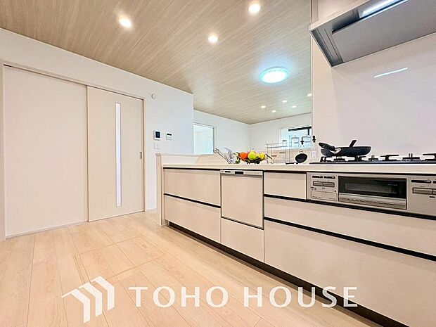 夫婦そろってキッチンに立っても調理がしやすく余裕の広さ。家事をしながら会話も弾みます。