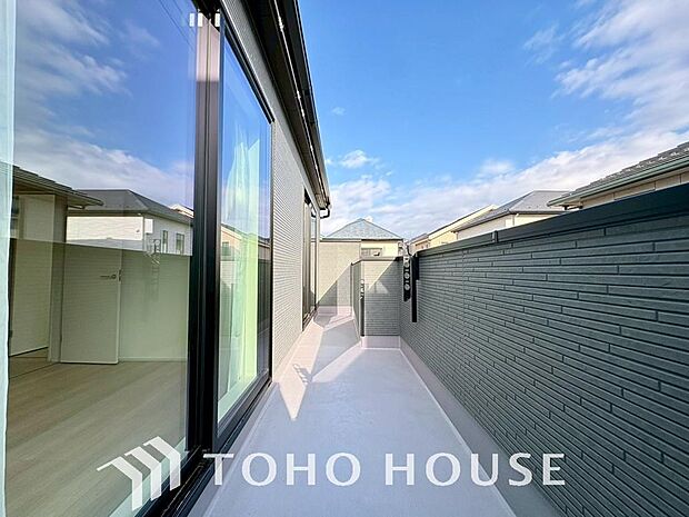 頬をなでる優しい風を感じることが出来るバルコニー。つい深呼吸をしたくなる気持ちの良い眺望です。