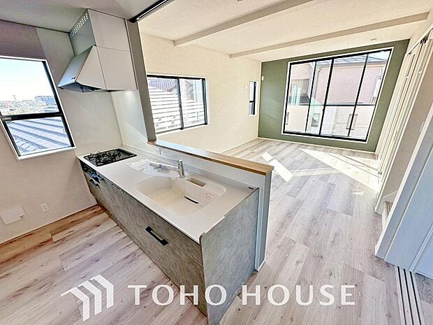 キッチンの収納は、デッドスペースになりやすい箇所を有効活用できる、スライド式収納を採用しました。