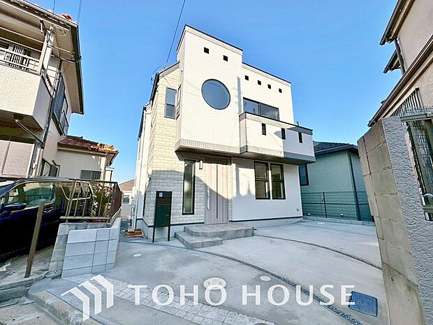 周辺環境とのコラボレーションにより明るく開放的な空間を演出しております。