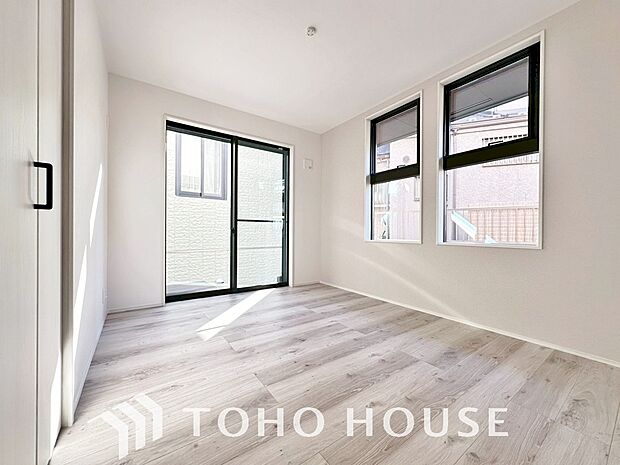 2面採光の居室。明るさの確保と、風の通り道ができることで換気のしやすいお家になっています。