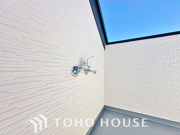 コンパクトな壁水栓はスペースを有効活用でき、快適な生活空間を演出します。