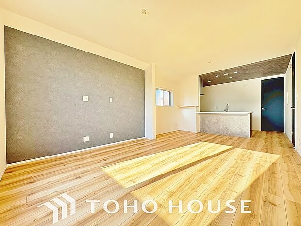 通風と採光を考慮したリビングは地域の鼓動を感じながらお寛ぎ頂くことが可能です。