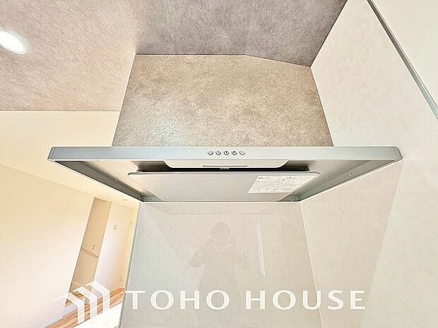 最新のレンジフードは静音性や省エネ性能が向上しデザインもスタイリッシュ。効率的な換気で料理を快適に。