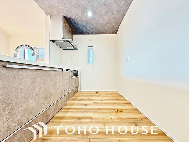 大型の冷蔵庫も配置できる広々としたキッチンスペースでお料理や家事をスムーズに進めることができます。