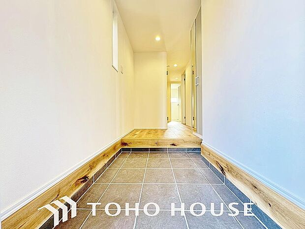 ゲストを招き、家族を迎える玄関は、ディスプレイや照明にこだわってみてはいかがでしょうか。