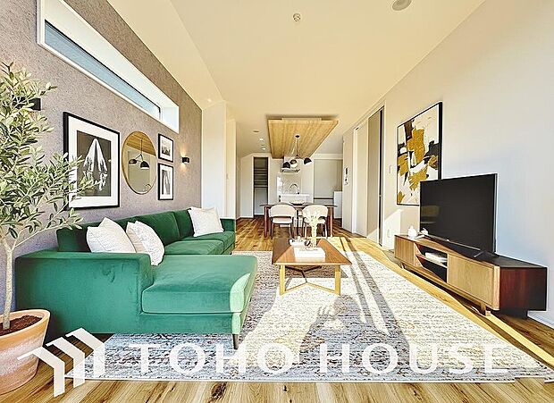 心温まるくつろぎを楽しめるリビングは、静かで落ち着いた癒しの空間となり、家族とゆったり過ごせます。 ※家具・家電はCGです。