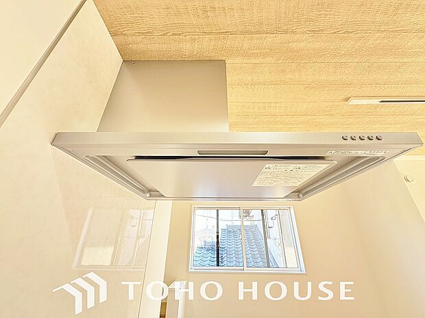 最新のレンジフードは静音性や省エネ性能が向上しデザインもスタイリッシュ。効率的な換気で料理を快適に。