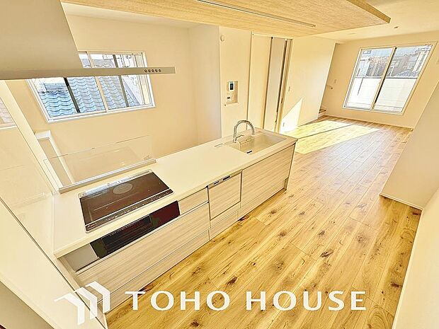 美しく使いやすいキッチン空間。優しい温もりを醸し出すキッチンは料理の為の配慮を随所に注ぎました。