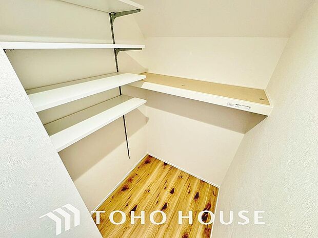 建物内部の収納には拘りました。共有部分に設けた収納。お荷物が多い方にも安心です。