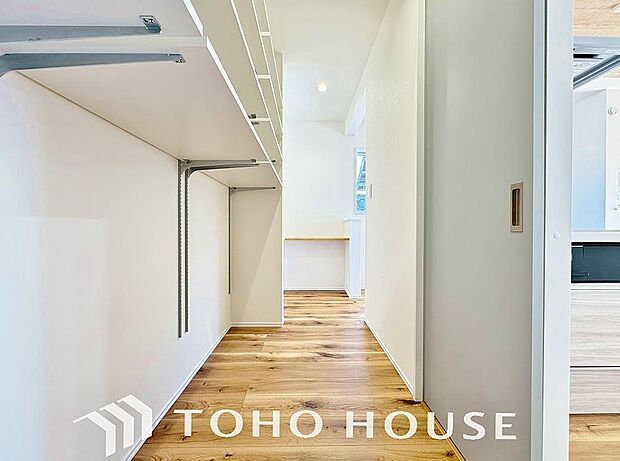 キッチン横にはパントリーを完備。ついつい買いすぎてしまった日用品や食料品のストックなどに。