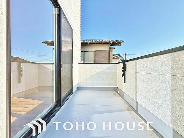 通風・採光に優れ、心地よい光と風があふれています。優しい陽射しが差し込むバルコニーとなっております。