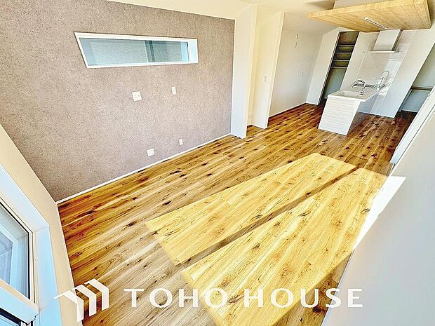 明るく穏やかな空気の中で飲んだり、食べたり、笑ったり。一日の中で多くの時間を過すことになるリビング。