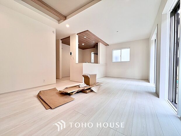 光が注がれる青い空から鮮やかに赤色にゆっくりと染まる。そんな優しい時間がここでは流れてゆく。