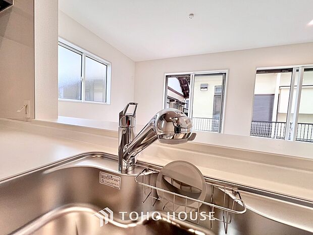 「浄水器一体型水栓」ボタンひとつで浄水と原水に切り替えられる浄水器一体型水洗を使用。お米を炊いたりする際には浄水機能をつかうこともできて、人気の商品です。