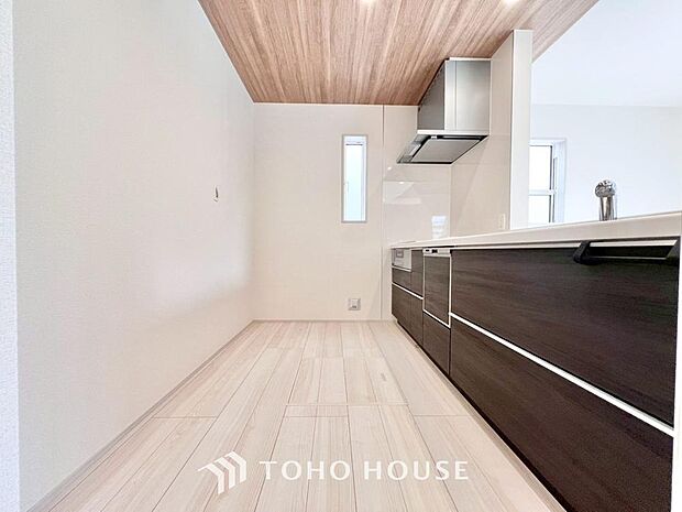 キッチンの収納は、デッドスペースになりやすい箇所を有効活用できる、スライド式収納を採用しました。