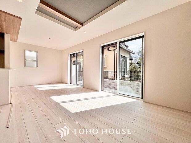 リビングも広く設け、訪れる人々を暖かく迎えてくれます。