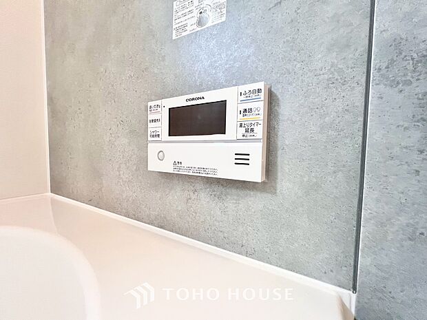 スイッチ1つで湯を浴槽に張ったり、保温や追い焚きをすることができるシステムが付いたオートバス。