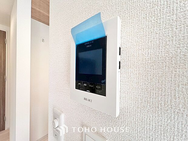 誰が来てもわかる様にモニター付きインターホンを設置。家事導線を考慮した個所に設置し、防犯性と利便性に優れ快適と安らぎを合わせた優しい設計。