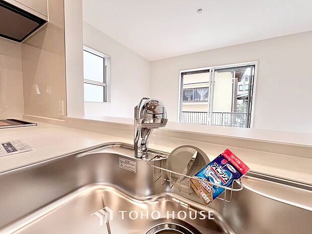 「浄水器一体型水栓」ボタンひとつで浄水と原水に切り替えられる浄水器一体型水洗を使用。お米を炊いたりする際には浄水機能をつかうこともできて、人気の商品です。