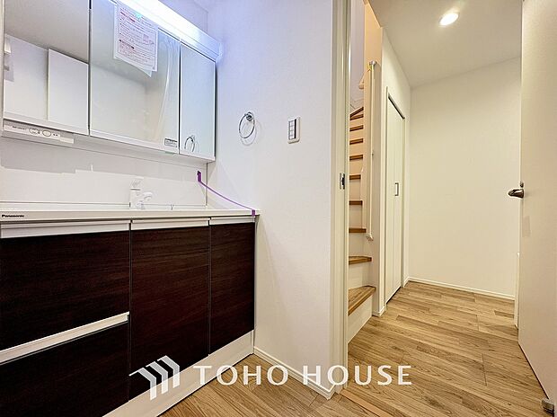 平日の朝であっても、落ち着きとくつろぎを感じられる空間。気持ちよく身だしなみを整えられます。