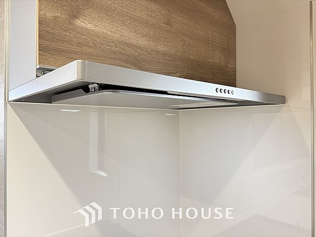 見た目すっきりのスリムタイプのレンジフード。掃除のし易さも◎です。